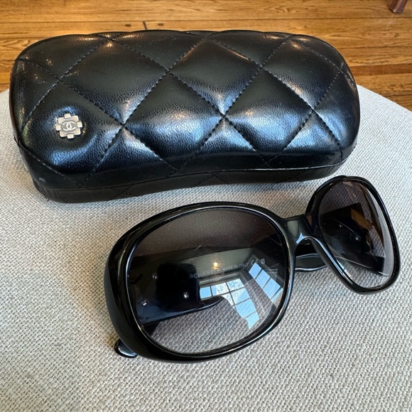 Chanel Camellia Sunglasses Black with White Flowers + Quilted Chanel Case - Picture 2 of 12
